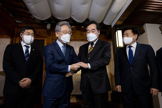 더불어민주당 대선 후보인 이재명 경기도지사와 이낙연 전 더불어민주당 대표가 24일 서울 종로구 안국동의 한 찻집에서 회동을 가졌다. / 사진제공=이재명 캠프