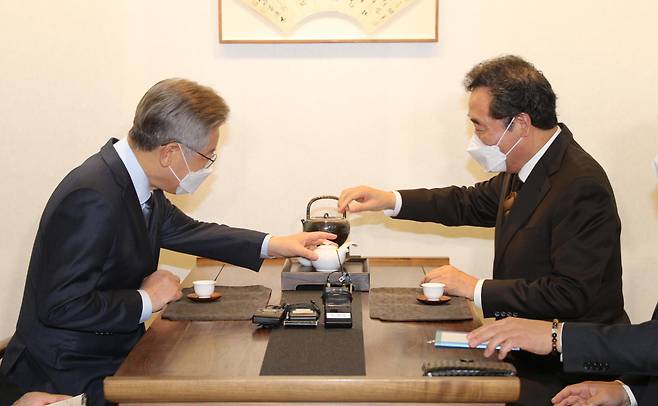 더불어민주당 대선 후보인 이재명 경기도지사와 이낙연 전 대표가 24일 오후 서울 종로구 안국동 한 찻집에서 회동하고 있다. [연합]
