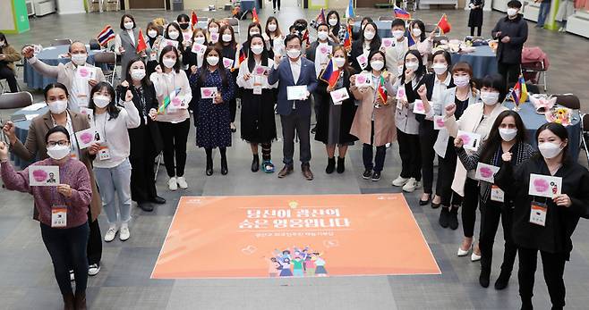 [광주=뉴시스] 변재훈 기자 = 광주 광산구는 다양한 재능으로 지역 곳곳에서 활약하고 있는 외국인주민 재능기부단을 초청, 그동안의 활동을 공유하는 합동연구모임(워크숍)을 진행했다고 24일 밝혔다. (사진=광주 광산구 제공) 2021.10.24. photo@newsis.com *재판매 및 DB 금지