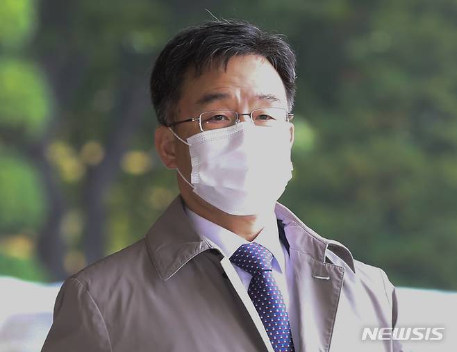 [서울=뉴시스] 조수정 기자 = '대장동 의혹'으로 재소환된 화천대유 대주주 김만배씨가 지난 21일 오전 서울 서초동 서울중앙지검에 출석하고 있다. 2021.10.21. chocrystal@newsis.com