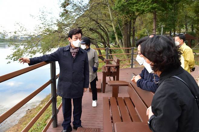 지난 20일 조규일 진주시장이 새롭게 단장된 '하모의 숲을 방문해 둘러보고 있다. 진주시 제공