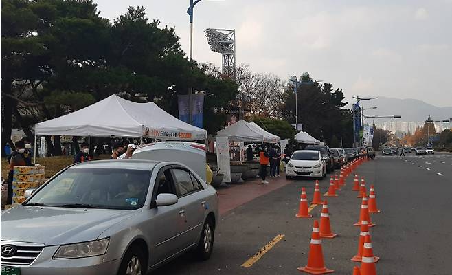 지난해 창원단감 드라이브스루 판매행사 전경. 창원시 제공