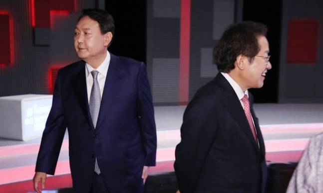 국민의힘 윤석열(왼쪽), 홍준표 대선 경선 후보가 지난 15일 서울 상암동 MBC사옥에서 1대1 맞수토론을 하기 위해 스튜디오에 입장하고 있다. 뉴시스