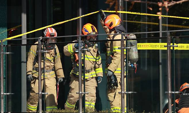 지난 23일 서울 금천구 가산동 데이터허브센터에서 소방대원들이 나오고 있다. 연합뉴스