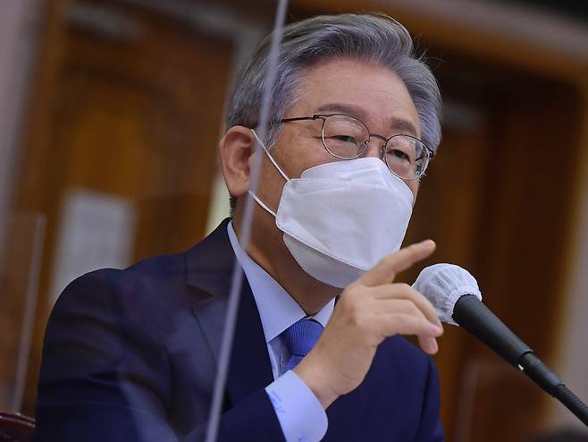 더불어민주당 대선 후보인 이재명 경기지사가 18일 경기도청에서 열린 국회 행정안전위원회의 경기도에 대한 국정감사에서 의원 질의에 답하고 있다.2021. 10. 18 정연호 기자 tpgod@seoul.co.kr