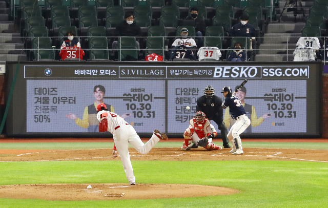 인천 미추홀구 SSG랜더스필드 경기장의 포수 뒷편으로 이달 30일과 31일 양일간 열리는 신세계그룹의 대형 할인 행사 '대한민국 쓱데이' 전광판이 나오고 있다./사진 제공=SSG랜더스