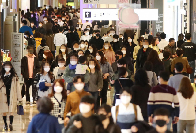 백신 접종 완료율 70%를 넘어서며 유통 업계가 팬트업 효과를 겨냥한 대규모 판촉전을 진행 중인 24일 오후 서울 시내 한 쇼핑몰이 방문객들로 붐비고 있다. /연합뉴스