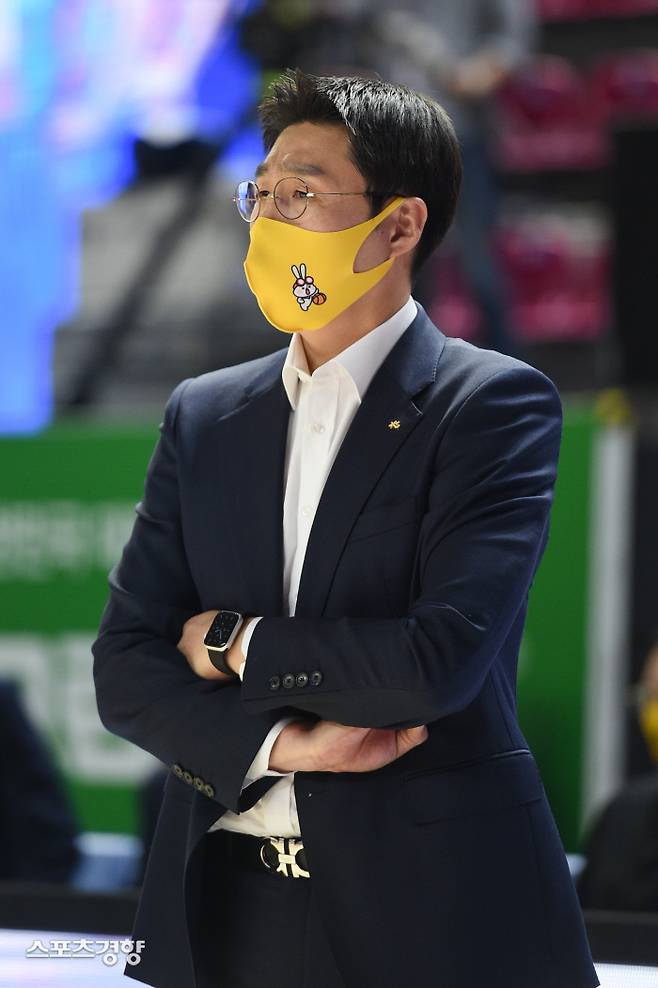 김완수 청주 KB 감독이 24일 용인실내체육관에서 열린 2021~2022 여자프로농구 용인 삼성생명과 경기에서 경기를 지켜보고 있다.   WKBL 제공