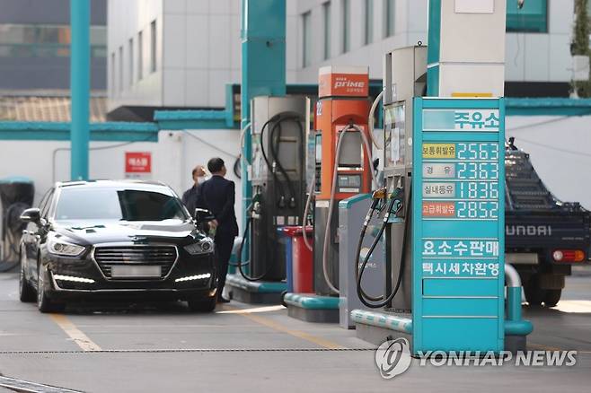 유가 폭등에 정부 유류세 인하 검토 (서울=연합뉴스) 임화영 기자 = 최근 국제유가가 7년 만에 최고치로 급등하면서 국내유가도 큰 폭의 오름세를 지속하고 있다.
    국내 유가 최고가 지역인 서울의 휘발유 가격이 ℓ당 1천800원을 넘어 상승하고 있다.
    이에 정부는 전날 유류세 인하를 내부 검토 중이라 밝혔으며 이르면 오는 26일 검토 결과를 발표할 예정이다.
    사진은 이날 오후 서울 시내 주유소의 유가 표시판. 2021.10.21 hwayoung7@yna.co.kr