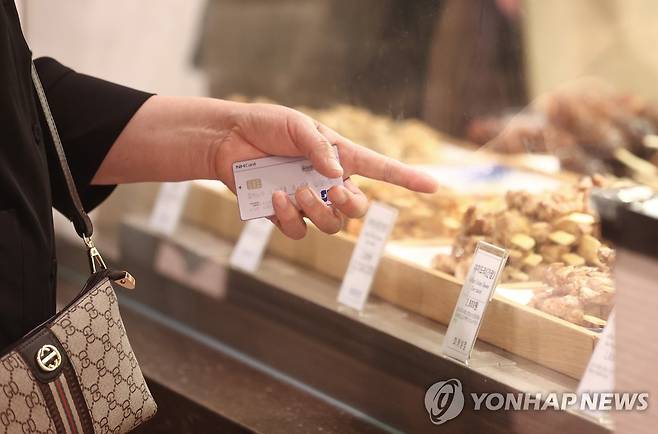 상생소비지원금 (서울=연합뉴스) 류영석 기자 = 신용·체크카드를 예전보다 많이 쓰면 늘어난 사용액 일부를 돌려주는 상생소비지원금(카드 캐시백) 제도 신청이 시작된 지난 1일 서울 시내에서 한 시민이 카드를 이용해 제품을 구매하고 있다. ondol@yna.co.kr