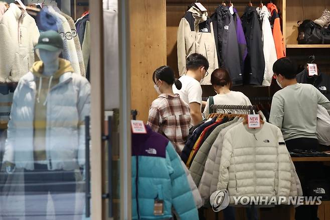 서울 강남구 코엑스몰 한 의류매장에 겨울옷이 진열되어 있다.[연합뉴스 자료사진]