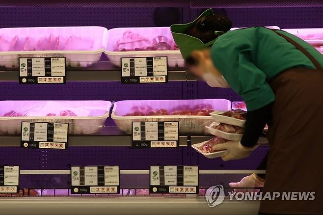 돼지고기·소고기 가격 상승세 20일 서울 시내 한 대형마트에서 판매 중인 돼지고기와 소고기.[연합뉴스 자료사진]