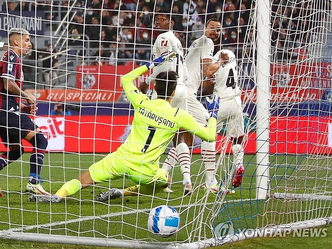 자책골 넣는 이브라히모비치 [EPA=연합뉴스]