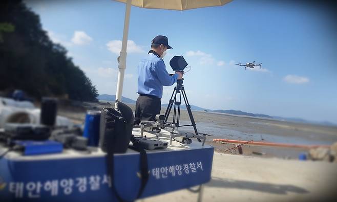 드론으로 실종자 수색 중인 해경 [태안해경 제공. 재판매 및 DB 금지]