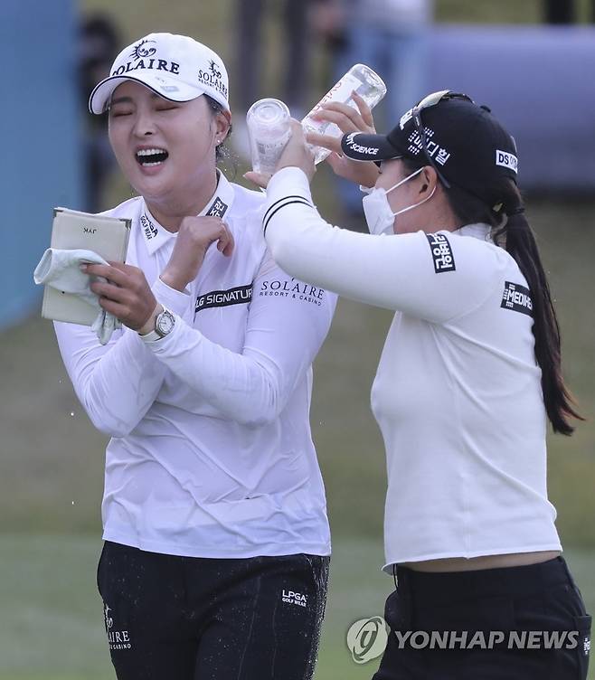 우승 축하 물세례 받는 고진영 (부산=연합뉴스) 강덕철 기자 = 24일 부산 기장군 LPGA 인터내셔널 부산에서 열린 미국 여자프로골프(LPGA) 투어 BMW 레이디스 챔피언십에서 우승한 고진영이 축하 물세례를 받고 있다. 2021.10.24 kangdcc@yna.co.kr