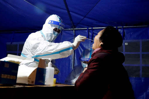 중국 시민이 간이검사소에서 코로나19 검사를 받고 있다.(사진=AFP)