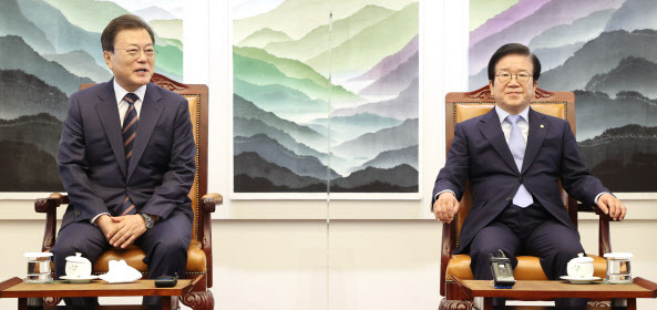 문재인 대통령이 25일 국회 접견실에서 박병석 국회의장과 환담하고 있다.(사진=연합뉴스)
