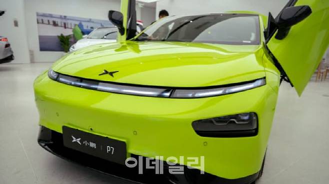 중국 전기자동차 업체 샤오펑이 업그레이드된 자율주행 시스템을 공개하며 본격적으로 테슬라 추격에 나섰다. 사진은 샤오펑의 가장 인기 있는 모델 중 하나인 P7이다. (사진= CNBC 캡처)