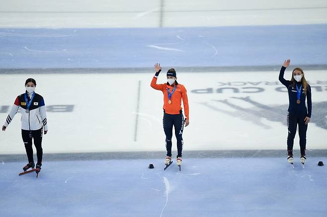 여자 1,000ｍ 은메달 획득한 김지유(왼쪽) [AFP=연합뉴스]