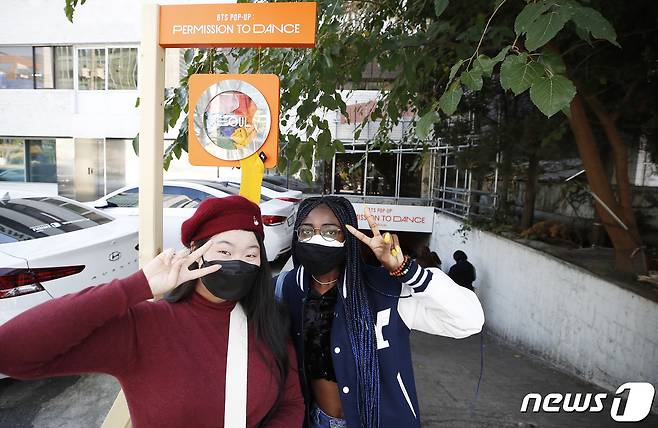 25일 서울 성수동에 마련된 방탄소년단의 오프라인 팝업스토어 ‘BTS 팝업:퍼미션 투 댄스 인 서울’을 찾은 팬들이 기념 촬영을 하고 있다. 이번 팝업스토어는 방탄소년단이 지난 7월 공개한 '퍼미션 투 댄스' 뮤직비디오에서 사용된 오렌지색과 주요 장면을 재구성함으로써 밝고 자유로운 분위기의 공간으로 꾸며졌다. 또 지금까지 방탄소년단이 발표한 앨범의 디스코그라피 전시와 공연 영상 등을 함께 즐길 수 있는 공간도 마련됐다. 2021.10.25/뉴스1 © News1 권현진 기자