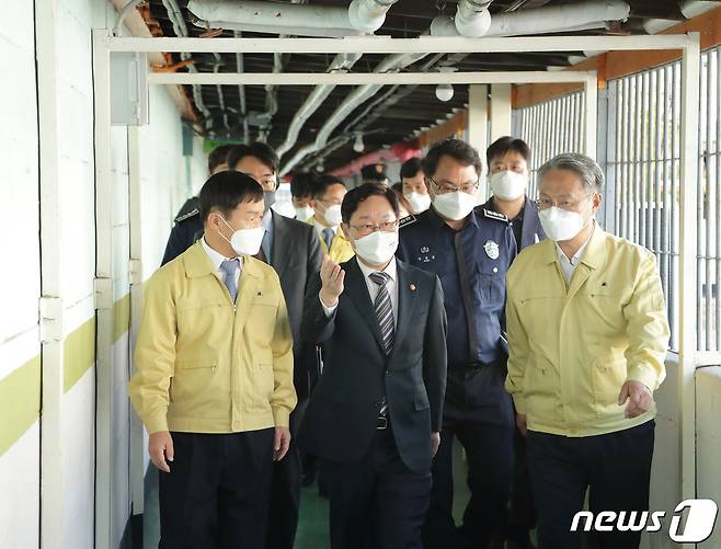 박범계 법무부장관이 안양교도소 공장동을 둘러보고 있다.(법무부 제공) © 뉴스1