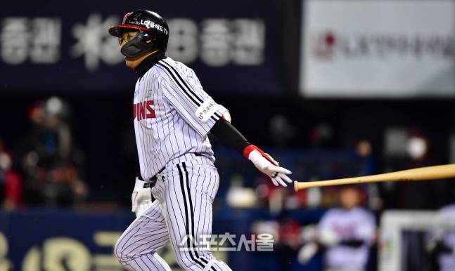 LG 4번타자 채은성이 25일 잠실구장에서 열린 2021프로야구 LG트윈스와 롯데자이언츠의 경기 6회말 1사 만루에서 3타점 2루타로 출루하고 있다. 잠실 | 강영조기자 kanjo@sportsseoul.com