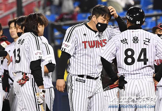 2021 KBO리그 LG 트윈스와 롯데 자이언츠의 경기가 25일 잠실구장에서 열렸다. 경기에서 4대4로 무승부를 기록한 LG 선수들이 아쉬워하고 있다. 잠실=박재만 기자 pjm@sportschosun.com/2021.10.25/