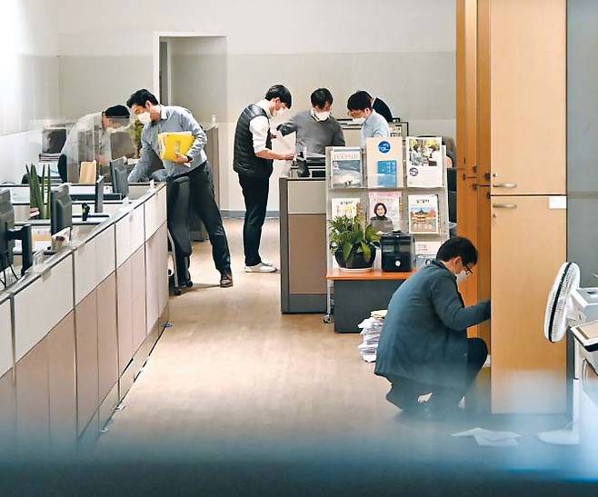 ‘성남 대장동 개발 특혜 의혹’을 수사 중인 서울중앙지검 전담 수사팀 관계자들이 성남시청 시장 비서실을 압수 수색하고 있다. 지난달 23일 대장동 사건 수사를 시작한 검찰은 28일 만에 시장실을 압수수색해 ‘부실 수사’ 논란을 자초했다./뉴시스