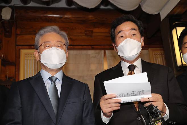 더불어민주당 이낙연 전 대표가 2021년 10월 24일 오후 서울 종로구 안국동 한 찻집에서 이재명 대선 후보와 회동했다. 이낙연 전 대표가 취재진앞에서 정권재창출에 작은 힘이나마 보태겠다고 밝히고 있다. /국회사진기자단