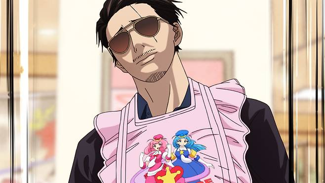 분홍색 캐릭터 앞치마를 두른 다쓰. 애니메이션 광이자 오타쿠인 그의 아내 ‘미쿠’는 한 푼이라도 아끼고 절약하려는 다쓰에게 좋아하는 피규어 제품을 사달라고 조르는 일이 다반사다. 사진 속 앞치마도 미쿠가 좋아하는 캐릭터 앞치마를 장착한 모습이다. 모두 야쿠자 시절에는 상상도 할 수 없던 다쓰의 모습이다. /넷플릭스