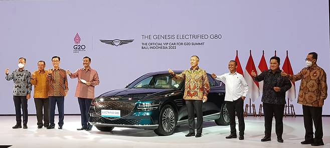 인도네시아 정부는 25일(현지시각) 자카르타 인터내셔널 엑스포 컨벤션 센터에서 열린 'The Future EV Ecosystem for Indonesia' 행사에서 'G20 발리 정상회의'의 공식 VIP 차량으로 제네시스 G80 전동화 모델을 선정했다고 밝혔다.  왼쪽부터 아구스 구미왕 인도네시아 산업부 장관, 간디 술리스 띠얀또 주한 인도네시아 대사, 박태성 주인도네시아 한국대사, 루훗 빈사르 판자이탄 인도네시아 해양투자조정부 장관, 정의선 현대차그룹 회장, 바흐릴 라하달리아 인도네시아 투자부 장관, 에릭 또히르 공기업부 장관, 부디 까르야 교통부 장관이 제네시스 'G80 전동화 모델'과 함께 기념 촬영을 하고 있다. /현대차