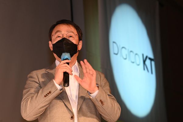구현모 KT 대표가 지난 3월 '디지털플랫폼기업(디지코) KT'에 대한 비전을 밝히고 있다. /연합뉴스
