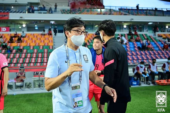 25일 싱가포르 잘란 베사르 스타디움에서 열린 2022 아시아축구연맹(AFC) U-23 아시안컵 예선 조별리그 H조 한국과 필리핀의 경기를 마친 황선홍 감독의 모습./연합뉴스 제공