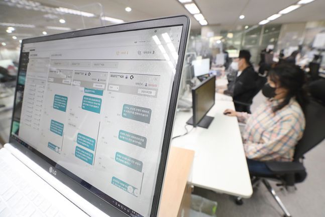 서울시 동작구의 KT 고객센터에서 직원들이 AI 상담 내용을 모니터링 하고 있다.ⓒKT