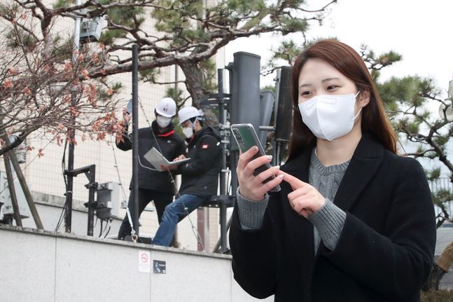 KT 직원들이 서울 종로구 KT 광화문사옥에 시범적으로 구축한 5G 단독모드(SA) 네트워크를 이용해 체감품질을 점검하고 있다.ⓒKT