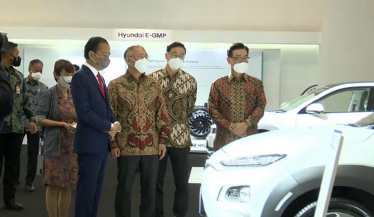 정의선 현대자동차그룹 회장(앞줄 왼쪽 두번째)과 조코 위도도 인도네시아 대통령(앞줄 왼쪽 첫번째)이 25일 인도네시아 자카르타에서 열린 JI엑스포 전시장을 함께 둘러보고 있다. 영상 캡처