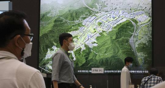 올해 8월 4일 서울 송파구 장지동 신규택지 지구인 성남 복정1지구 사전청약 접수처에서 시민들이 청약을 위해 접수 대기하고 있다. <연합뉴스>