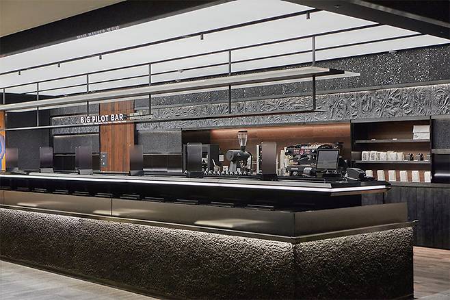 다양한 질감의 블랙으로 시크하게 꾸민 빅 파일럿 바.