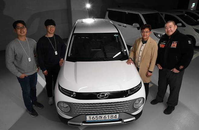 쏘카 직원들이 자사 플릿 매니지먼트 시스템(FMS)을 적용한 현대차 캐스퍼 옆에서 기념사진을 촬영하고 있다. 왼쪽부터 홍준호 기술기획팀 매니저, 김진형 모빌리티시스템팀 매니저, 전윤상 모빌리티시스템팀 매니저, 성민석 기술기획팀·모빌리티시스템팀 팀장. 이동근기자 foto@etnews.com