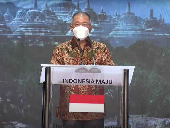정의선 현대차그룹 회장이 인도네시아 전기차 행사에서 발표하고 있다.