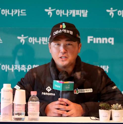 2021년 한국프로골프(KPGA) 코리안투어 하나은행 인비테이셔널 우승을 차지한 이태훈 프로가 우승 인터뷰하는 모습이다. 사진제공=KPGA