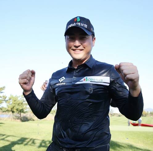 2021년 한국프로골프(KPGA) 코리안투어 하나은행 인비테이셔널 우승을 차지한 이태훈 프로. 사진제공=KPGA