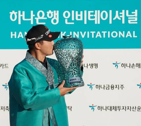 2021년 한국프로골프(KPGA) 코리안투어 하나은행 인비테이셔널 우승을 차지한 이태훈 프로. 사진제공=하나은행 인비테이셔널 대회본부