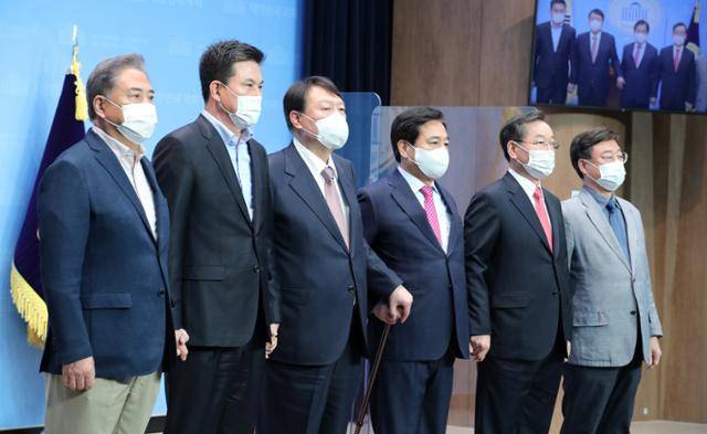 윤석열(왼쪽 세 번째) 국민의힘 대선 경선 후보가 24일 국회 소통관에서 공동선대위원장 및 공정과혁신위원회 위원장 영입 기자회견을 마친 뒤 사진촬영을 하고 있다. 국회사진기자단