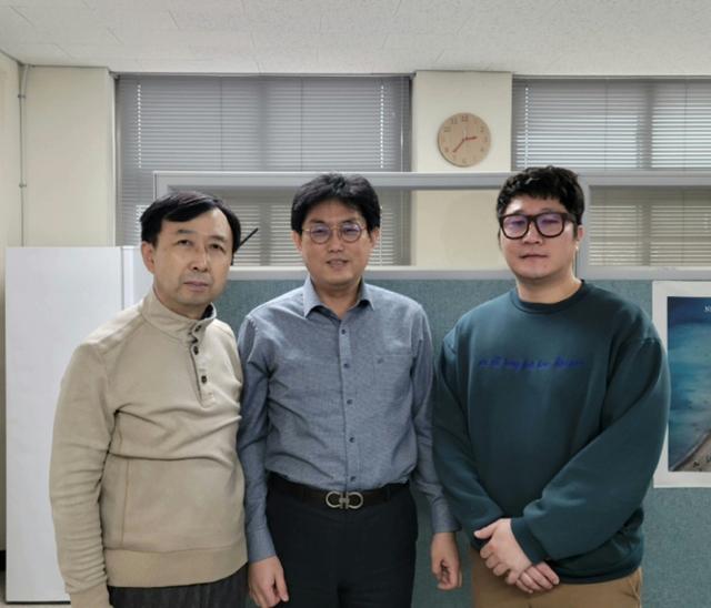 왼쪽부터 황경호 박사, 전북대 김용주 교수, 장기영 박사과정생. 전북대 제공