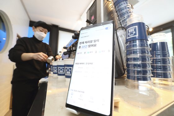 서울시 성동구의 한 베이커리에서 KT 'AI 통화비서'가 고객의 요청사항을 받고 있다. KT 제공