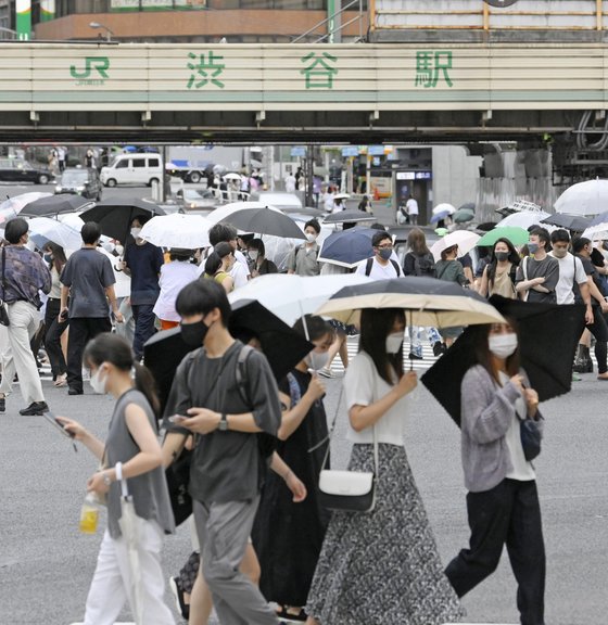 일본 도쿄도(東京都) 시부야(澁谷)구 시부야역 앞 교차로가 행인들로 붐비고 있다. 연합뉴스