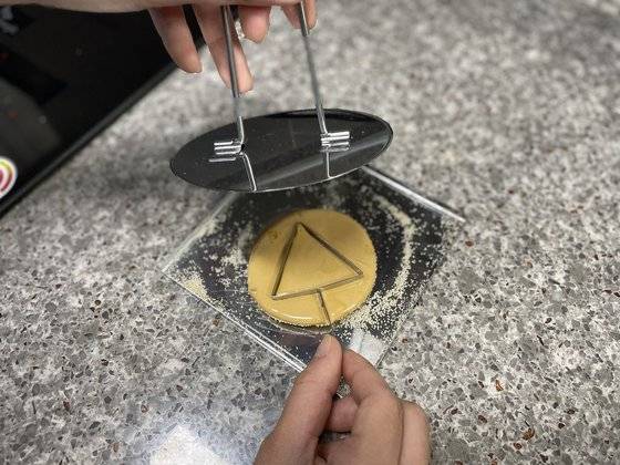 한국 간식 ‘달고나’가 전 세계적으로 인기를 끌며 해외에서도 레시피를 공유하고 있다.