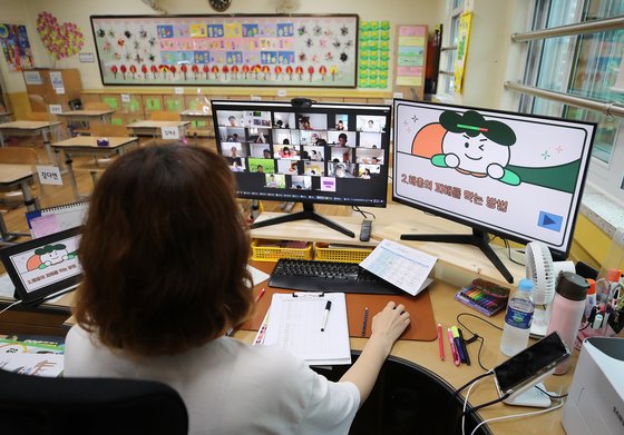 지난 7월 14일 오전 서울 노원구의 한 초등학교에서 교사가 원격수업을 하고 있다. 뉴스1