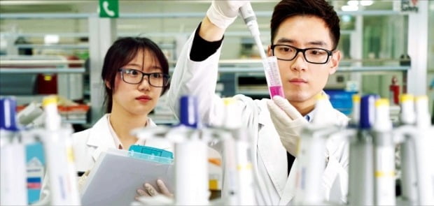 인천 송도 삼성바이오에피스 연구실에서 연구원이 바이오시밀러 제품을 실험하고 있다.  /삼성바이오에피스 제공